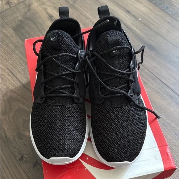 Nike Roshe Two Black and White Sneakers - Picture 2 of 5